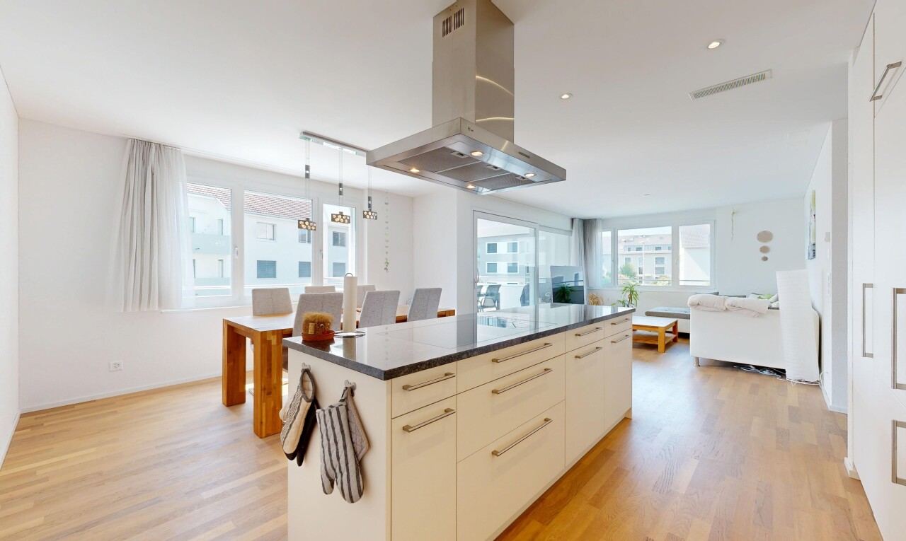 küche mit dunstabzugshaube, natürliches licht, dark countertops, kücheninsel, und kitchen island
