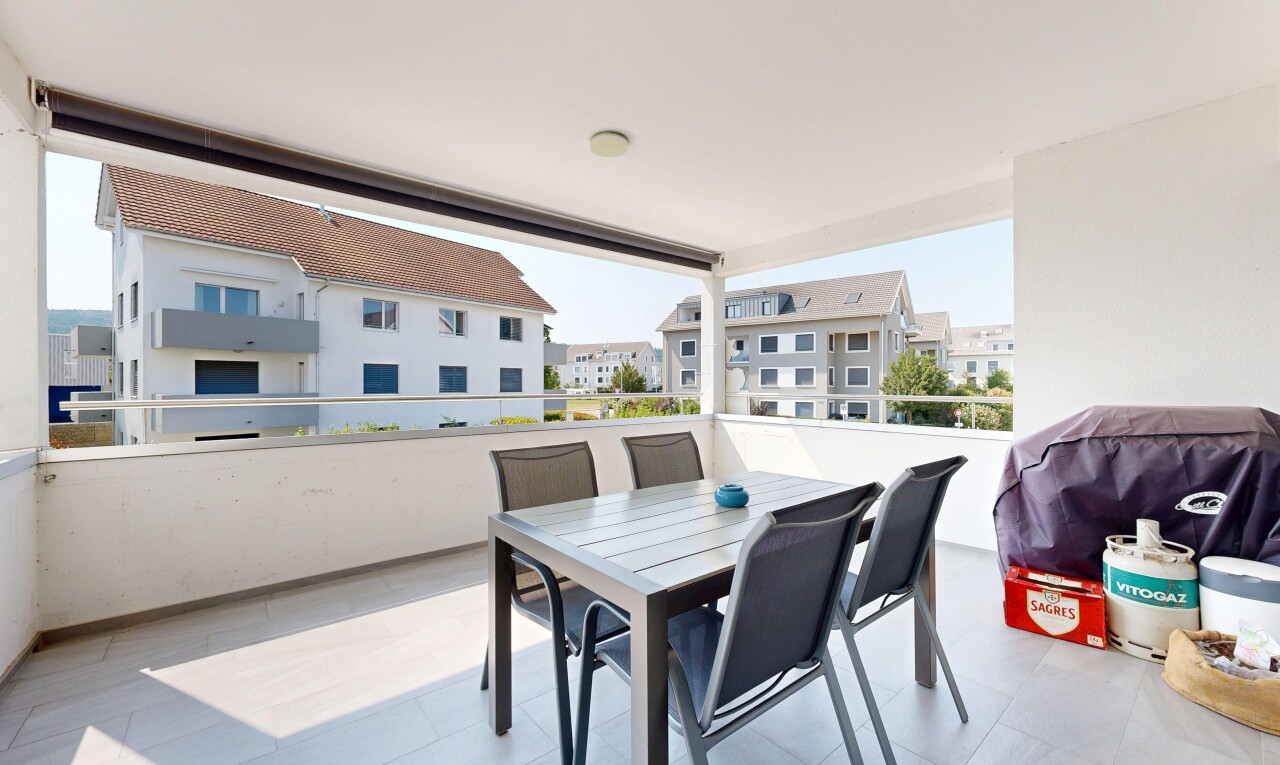 terrasse mit terrasse, apartment complex view, essbereich im freien, view focus, und day time