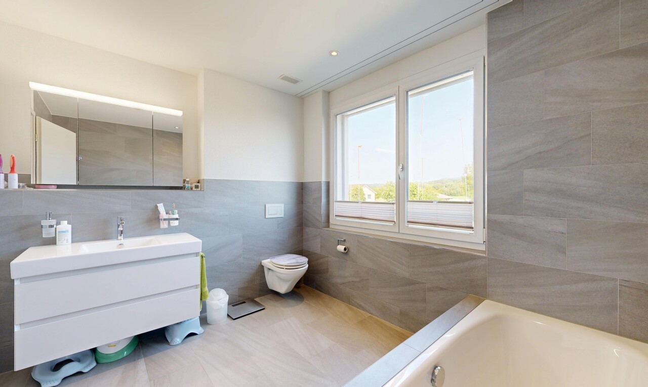 bad mit tile wall, fliesenwand, komplettes badezimmer, schminktisch, und day time