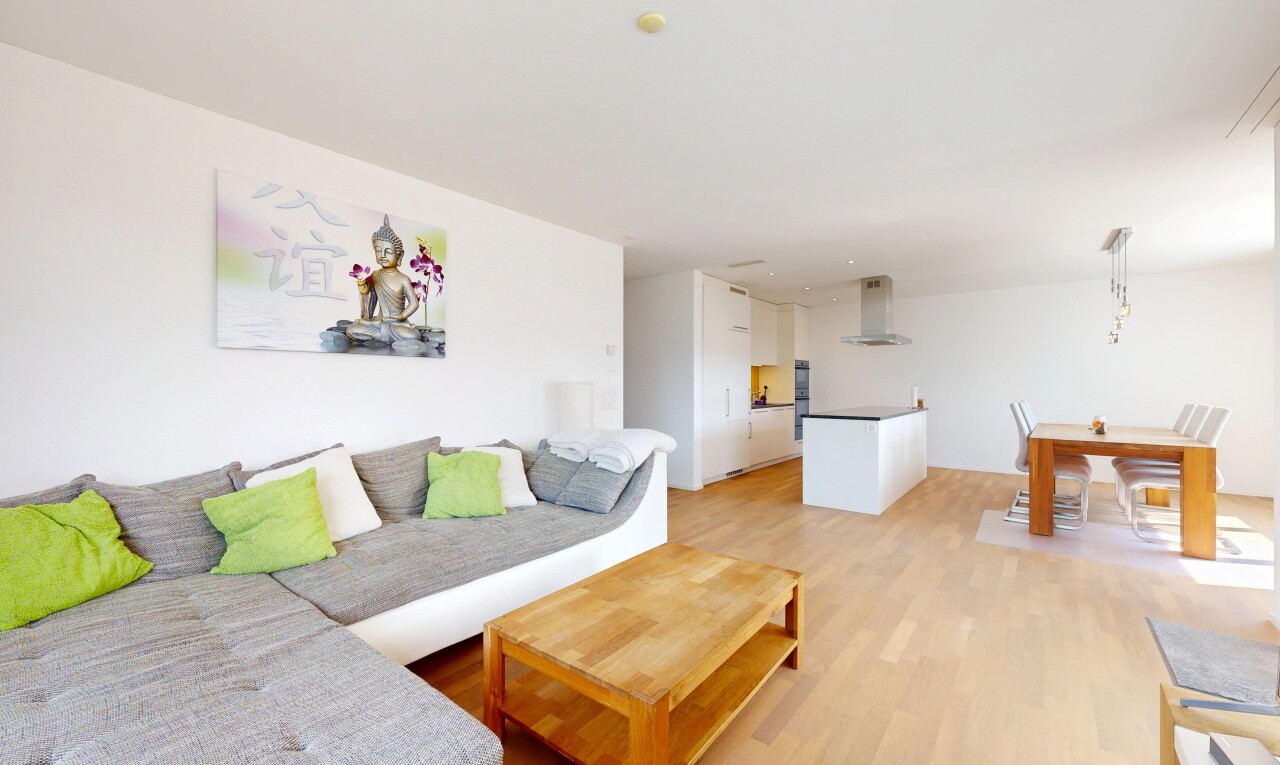 wohn- / esszimmer mit holzfußboden, wood finish floor, gipskartonwand, drywall, und inside property