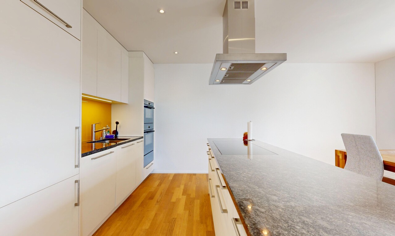 küche mit dunstabzugshaube, holzfußboden, wood finish floor, dark countertops, und light floor