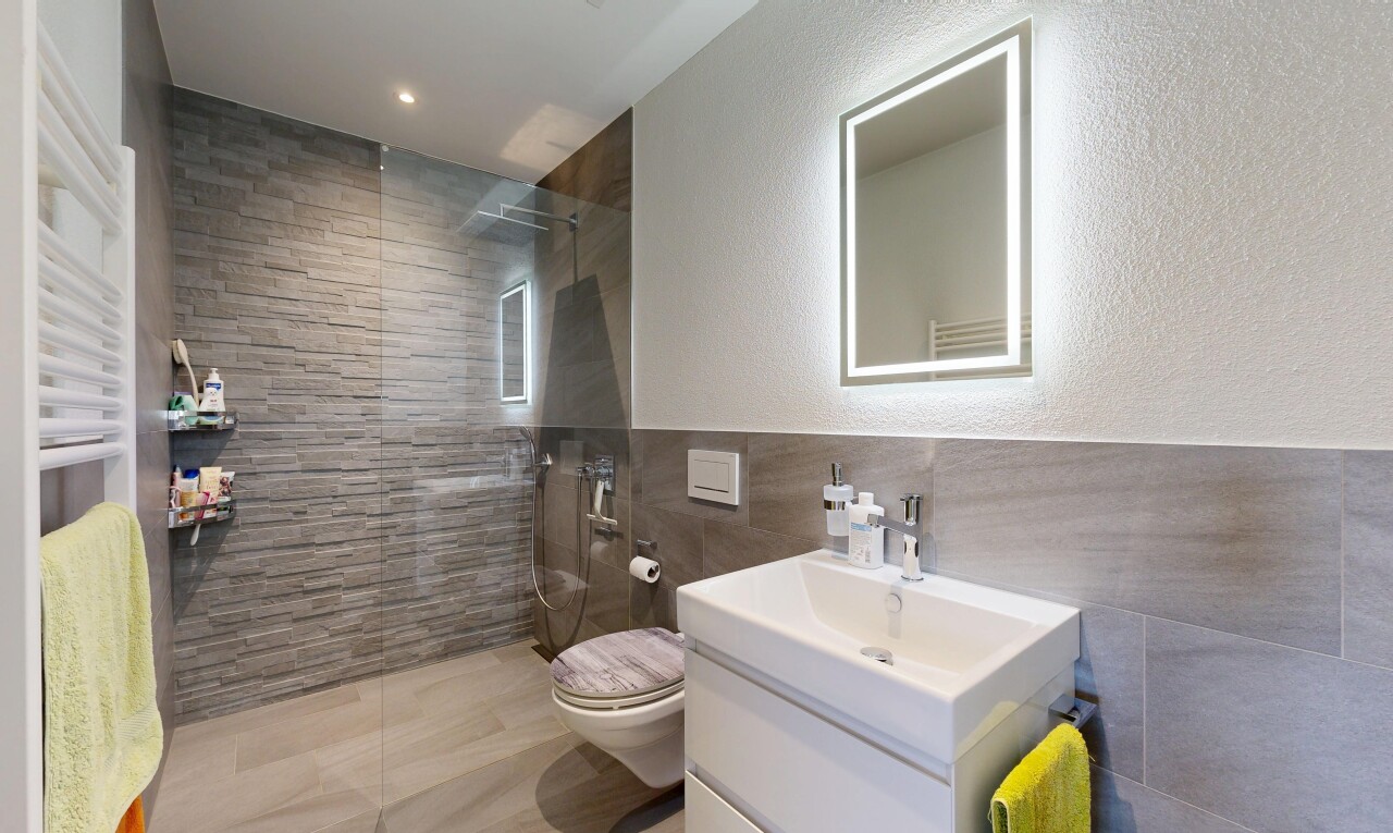 bad mit spiegel, fliesenwand, tile wall, komplettes badezimmer, und schminktisch