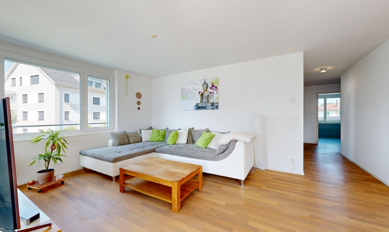 wohnzimmer mit gipskartonwand, drywall, natürliches licht, holzfußboden, und wood finish floor
