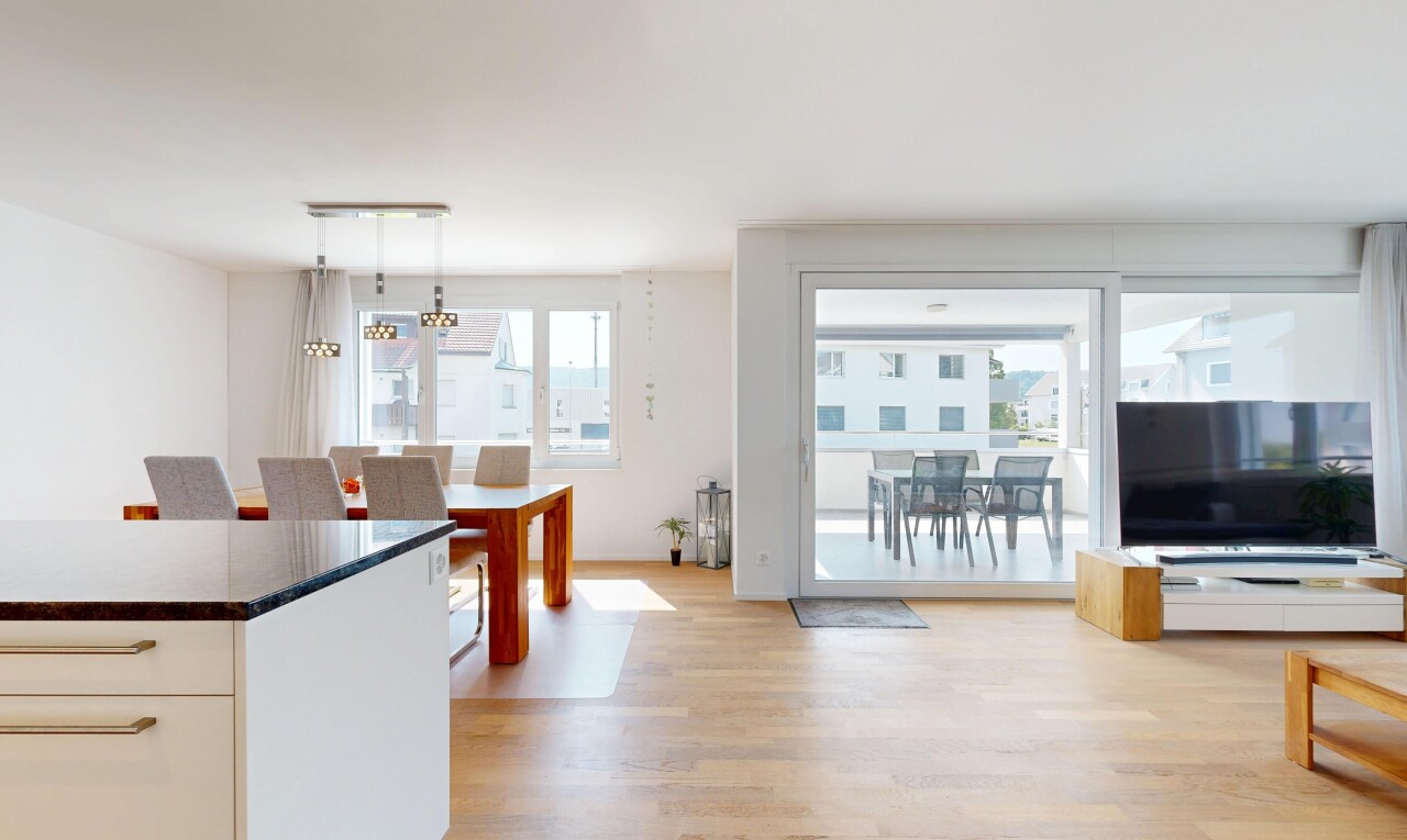 wohn- / esszimmer mit fernseher, wood finish floor, holzfußboden, light floor, und drywall