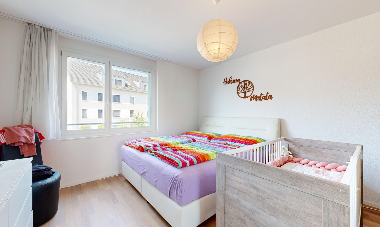 zimmer / schlafzimmer mit pendelleuchte, gipskartonwand, drywall, holzfußboden, und wood finish floor