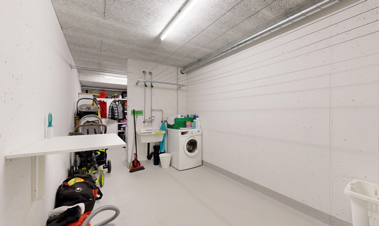 wäschekammer mit tumbler, wäscherei, inside property, betonboden, und concrete floor
