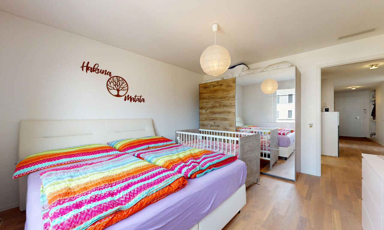 zimmer / schlafzimmer mit drywall, gipskartonwand, wood finish floor, holzfußboden, und natürliches licht