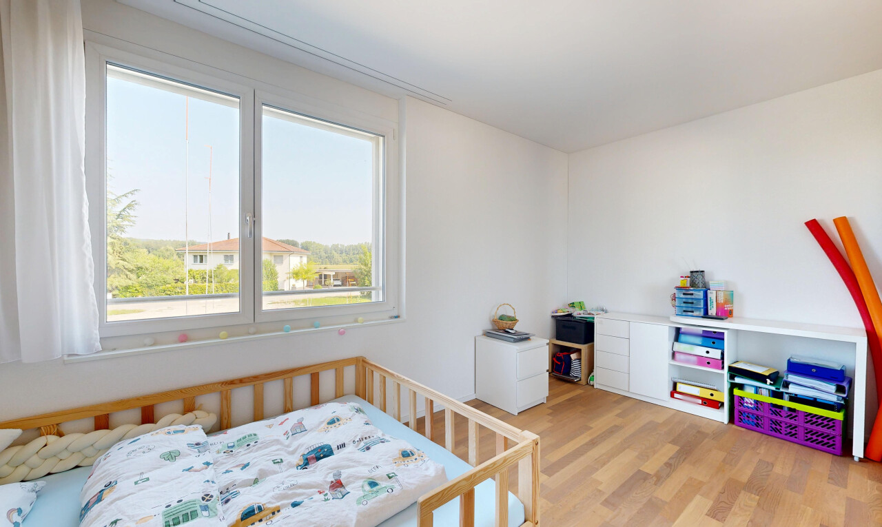 zimmer / schlafzimmer mit holzfußboden, wood finish floor, gipskartonwand, drywall, und day time