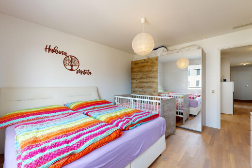 zimmer / schlafzimmer mit drywall, gipskartonwand, wood finish floor, holzfußboden, und natürliches licht