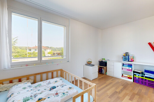 zimmer / schlafzimmer mit holzfußboden, wood finish floor, gipskartonwand, drywall, und day time
