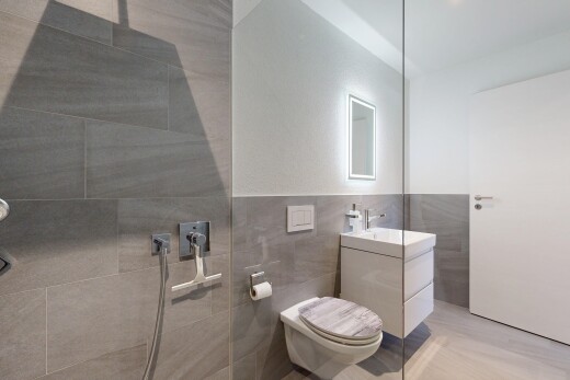 bad mit fliesenwand, tile wall, schminktisch, light floor, und spiegel