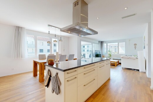 küche mit dunstabzugshaube, natürliches licht, dark countertops, kücheninsel, und kitchen island