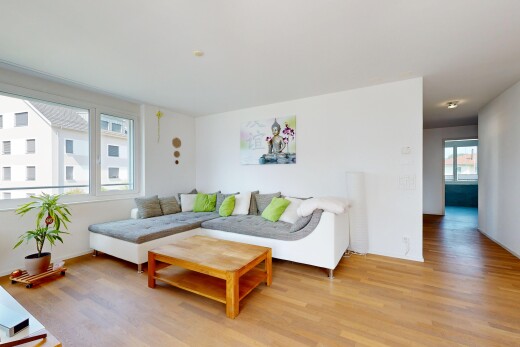 wohnzimmer mit gipskartonwand, drywall, natürliches licht, holzfußboden, und wood finish floor
