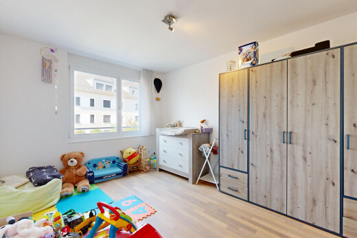 zimmer / schlafzimmer mit gipskartonwand, drywall, holzfußboden, wood finish floor, und inside property