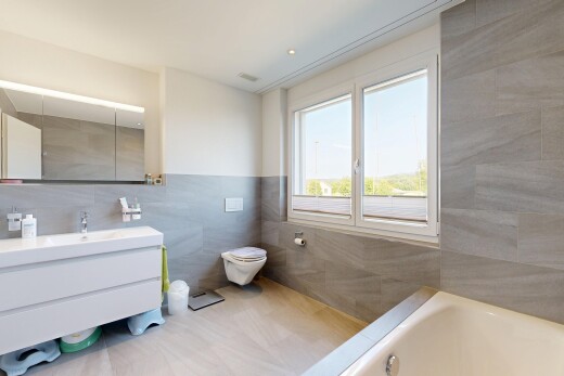 bad mit tile wall, fliesenwand, komplettes badezimmer, schminktisch, und day time