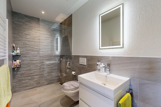 bad mit spiegel, fliesenwand, tile wall, komplettes badezimmer, und schminktisch