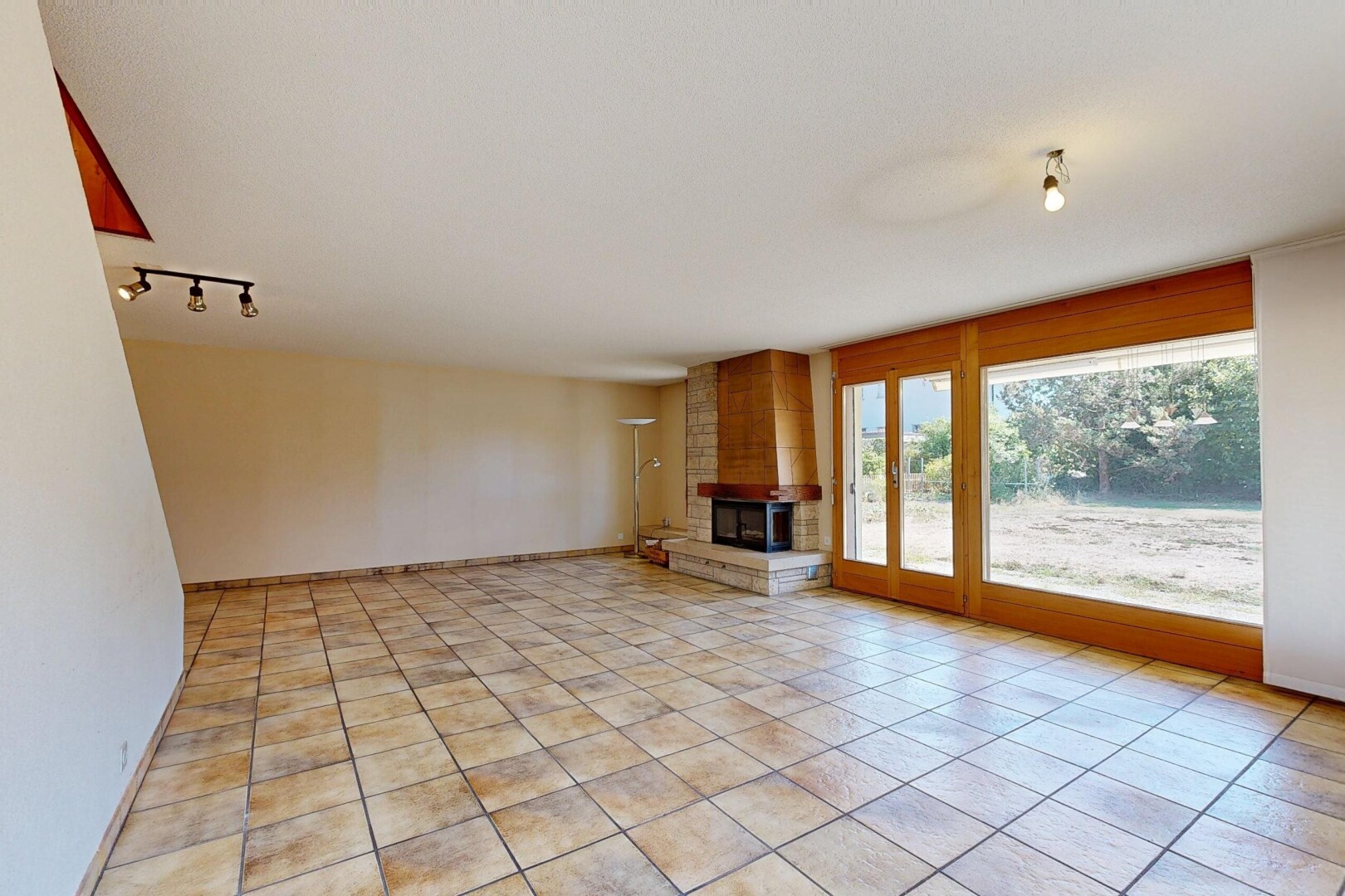 wohnzimmer mit deckenbeleuchtung, gipskartonwand, drywall, kamin, und light floor