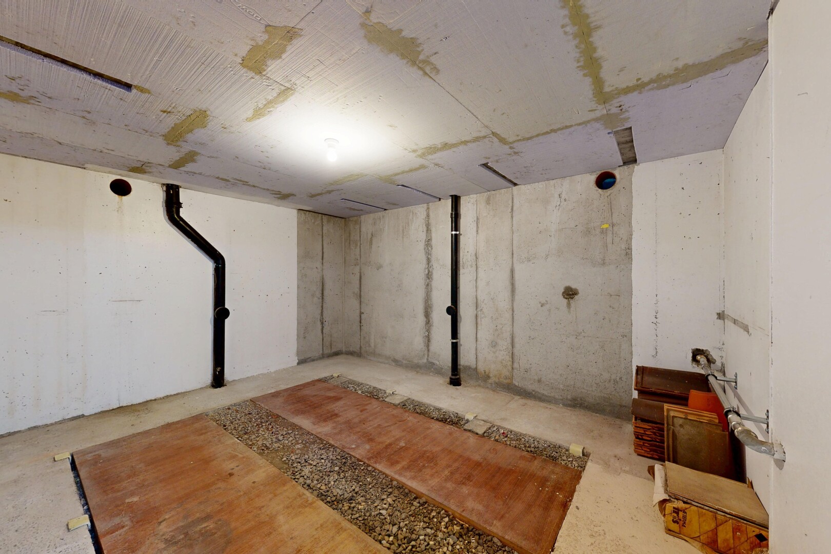 leerer raum mit inside property, keller, concrete floor, betonboden, und concrete wall