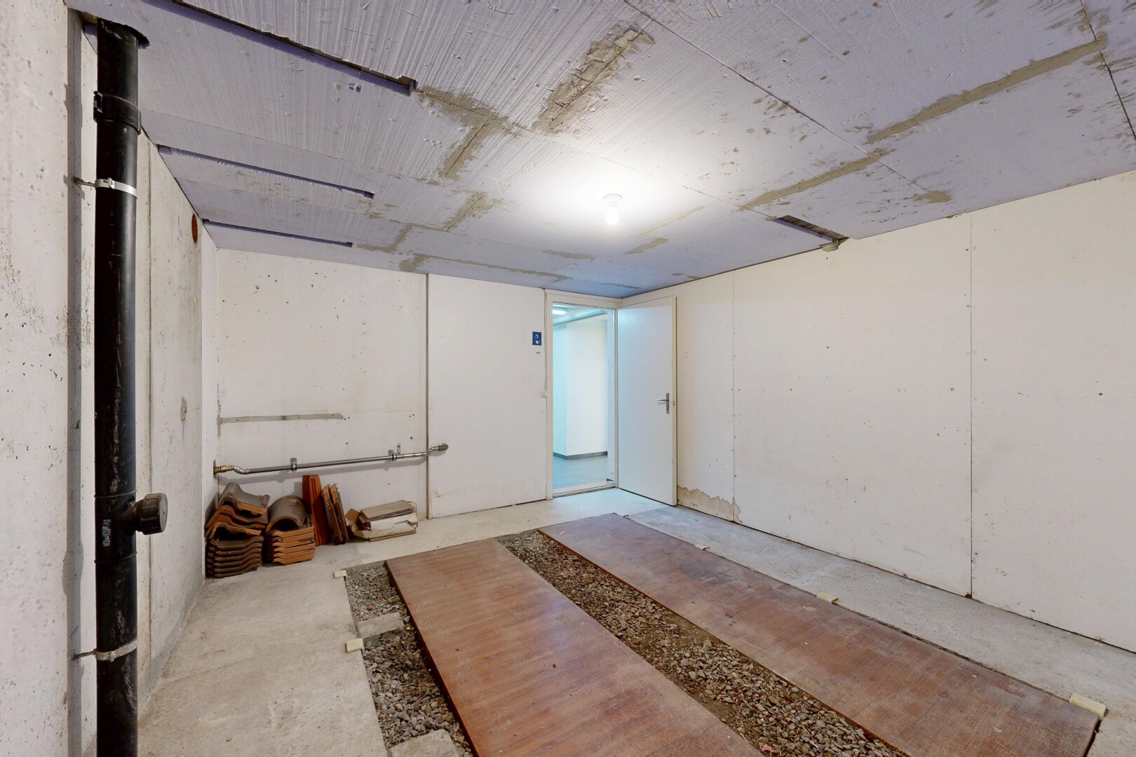 leerer raum mit inside property, concrete floor, betonboden, keller, und unfinished concrete floor