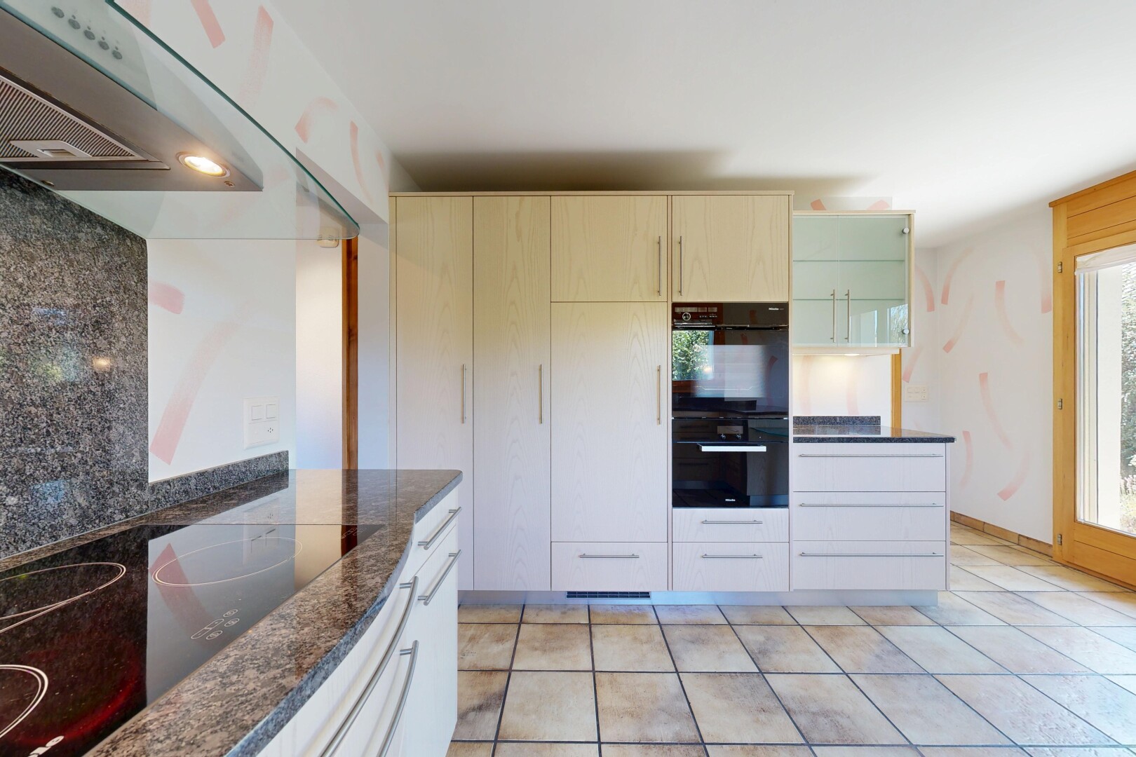 küche mit dark countertops, herd, dunstabzugshaube, light floor, und doppel backofen