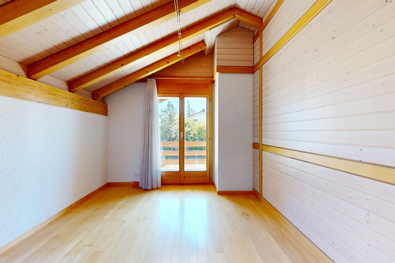 leerer raum mit vaulted ceiling, dachschräge, high end ceiling, wood finish floor, und beamed ceiling
