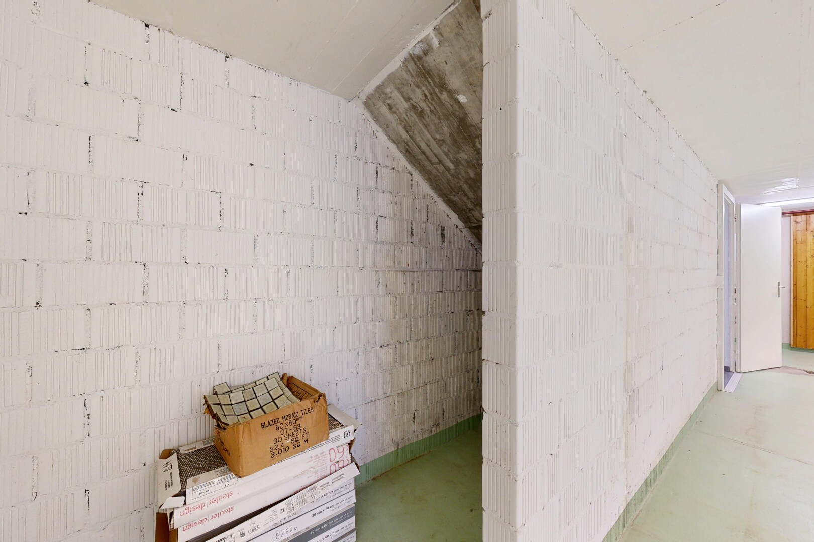 halle / korridor mit concrete floor, betonboden, inside community, low ceiling, und niedrige decke