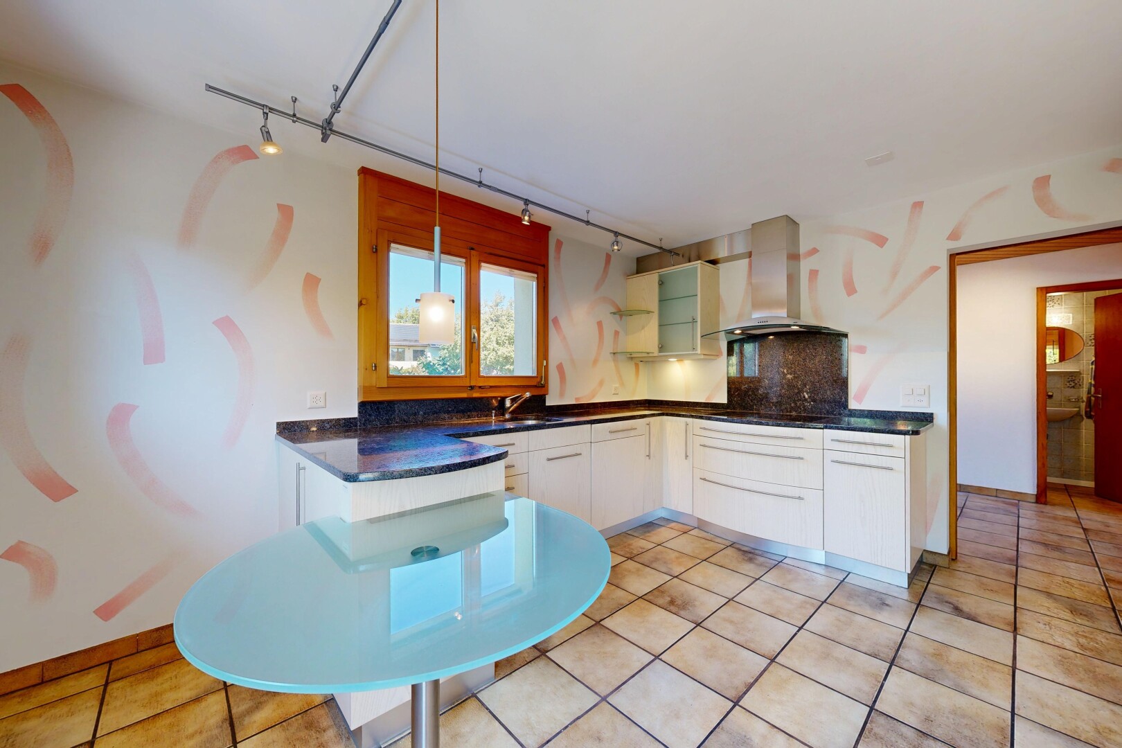 küche mit dark countertops, dunstabzugshaube, deckenbeleuchtung, gipskartonwand, und drywall