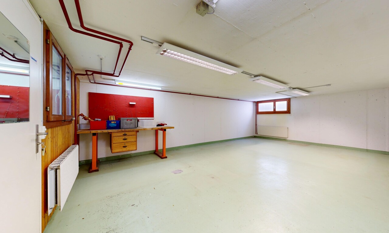 leerer raum mit kühler, concrete floor, betonboden, keller, und inside community