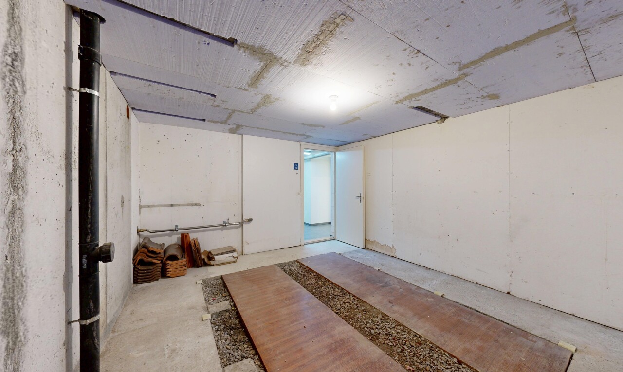 leerer raum mit inside property, concrete floor, betonboden, keller, und unfinished concrete floor