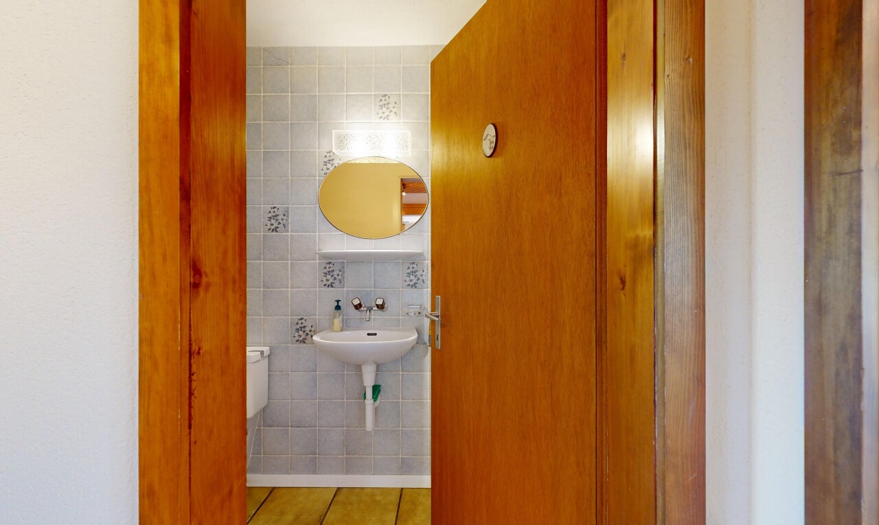 bad mit spiegel, fliesenwand, tile wall, gäste-wc, und light floor