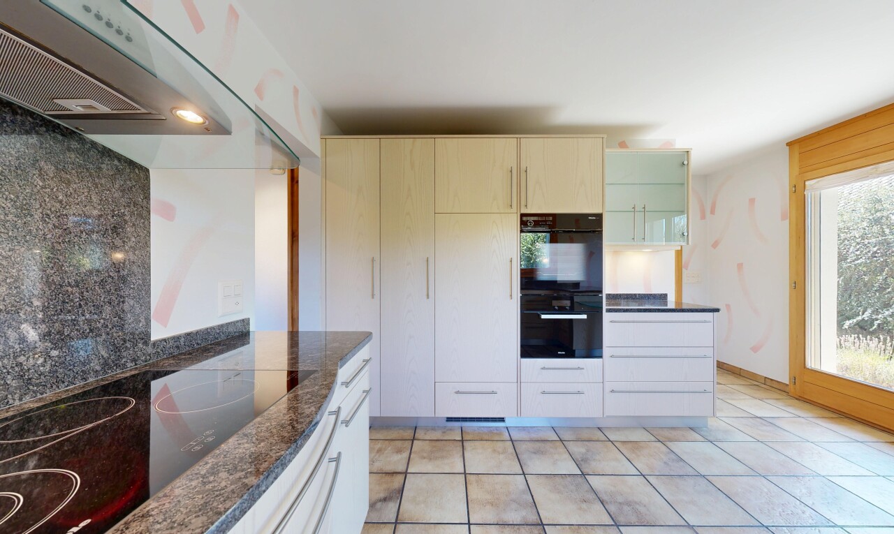 küche mit dark countertops, herd, dunstabzugshaube, light floor, und doppel backofen