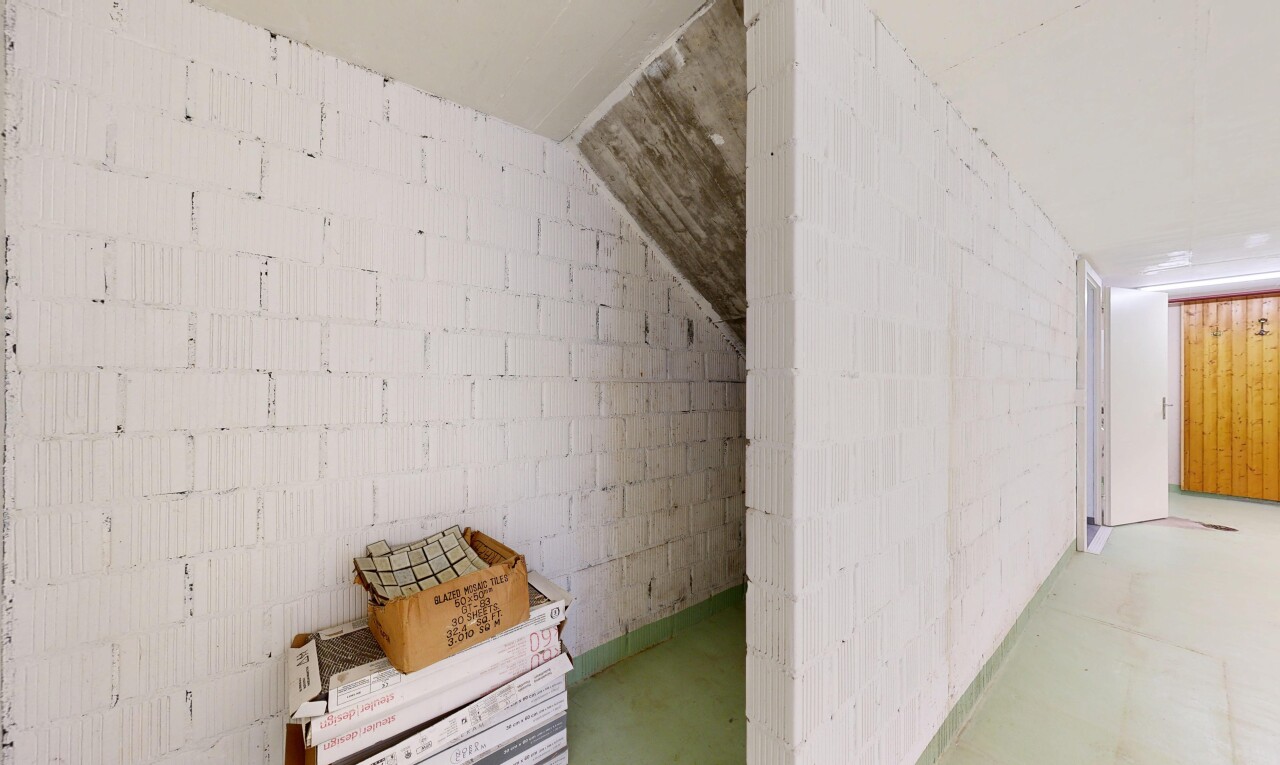halle / korridor mit concrete floor, betonboden, inside community, low ceiling, und niedrige decke