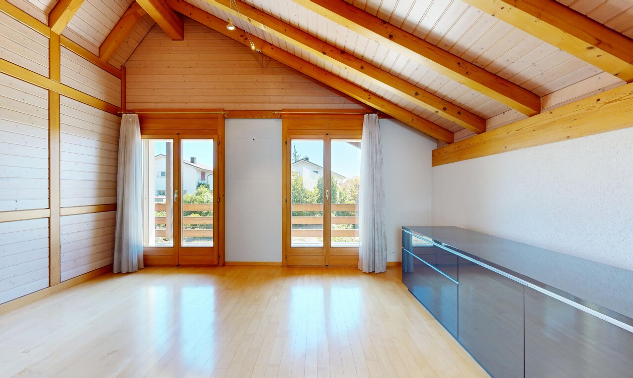leerer raum mit high end ceiling, balkendecke, beamed ceiling, holzdecke, und wood ceiling