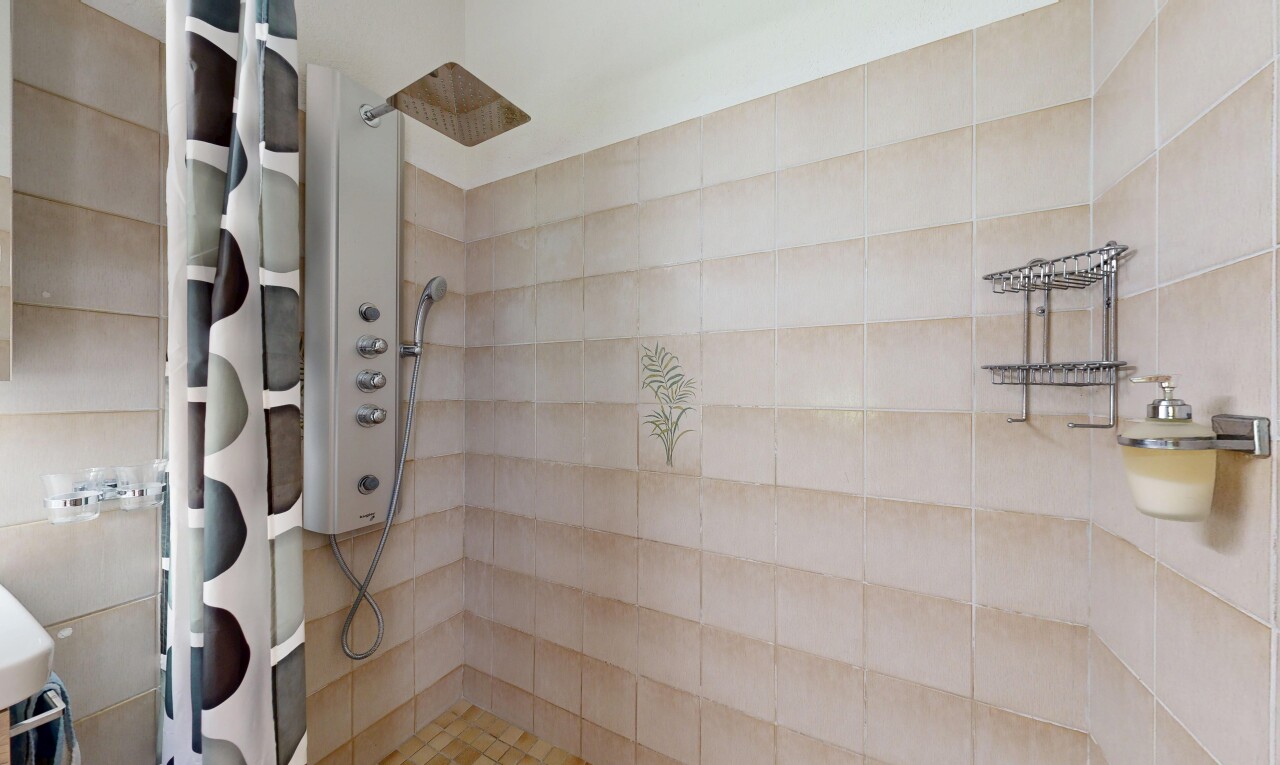 bad mit dusche, komplettes badezimmer, und inside property