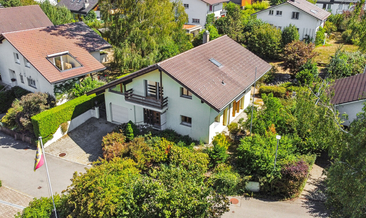 außenansicht mit auffahrt, garage, neighborhood view, wohngebietblick, und residential view