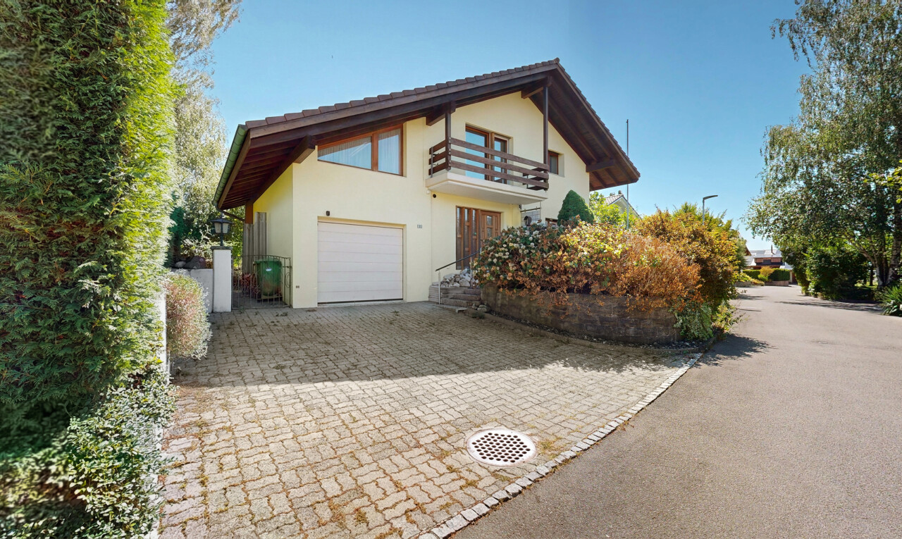 außenansicht mit property visible, garage, balkon, stuckverkleidung, und auffahrt