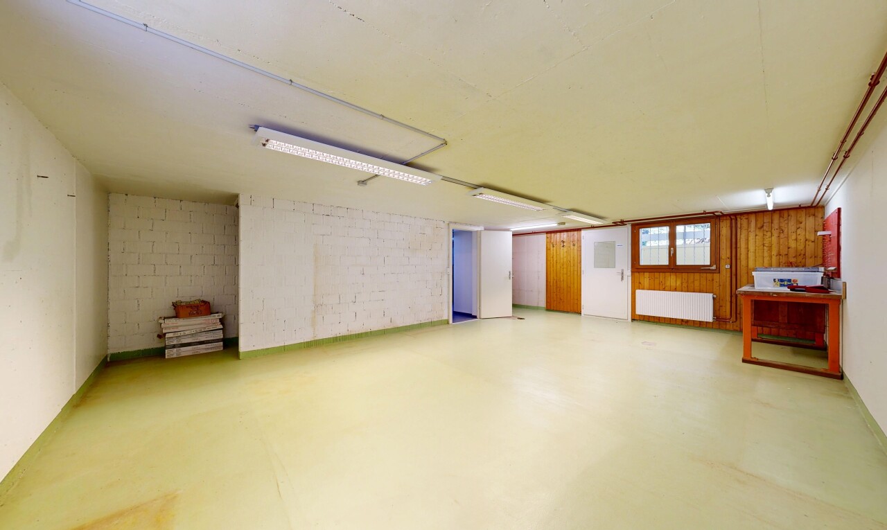 leerer raum mit kühler, low ceiling, niedrige decke, keller, und concrete floor