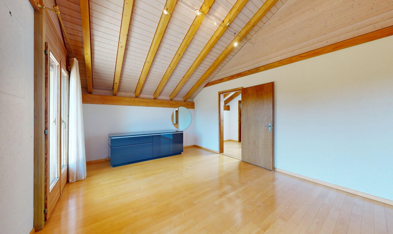 leerer raum mit drywall, gipskartonwand, vaulted ceiling, dachschräge, und high end ceiling