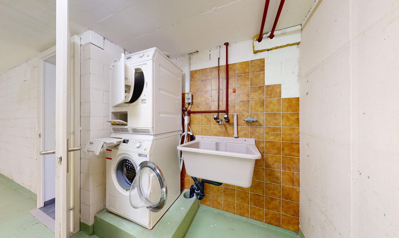 wäschekammer mit waschturm, waschbecken, inside property, wäscherei, und keller