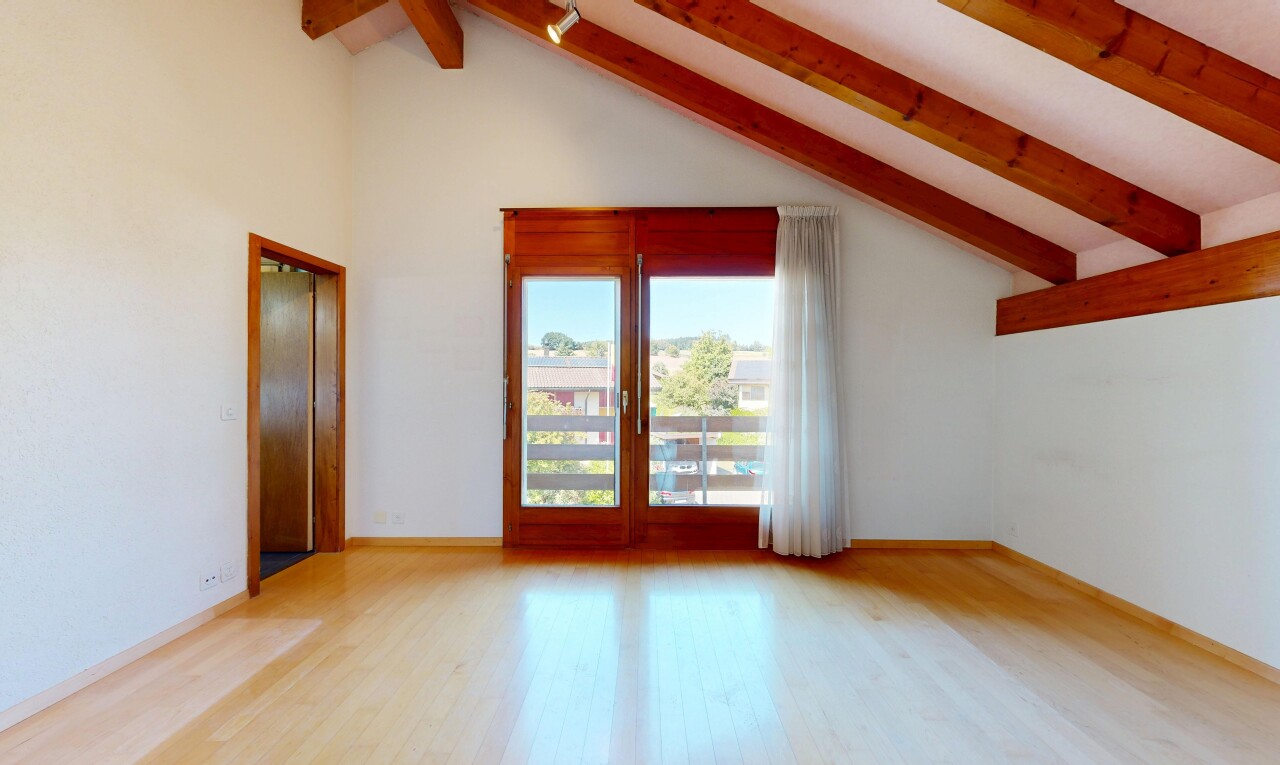 leerer raum mit beamed ceiling, balkendecke, high ceiling, hohe decke, und drywall