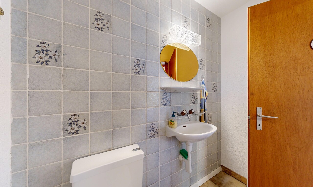 bad mit tile wall, fliesenwand, spiegel, gäste-wc, und waschbecken