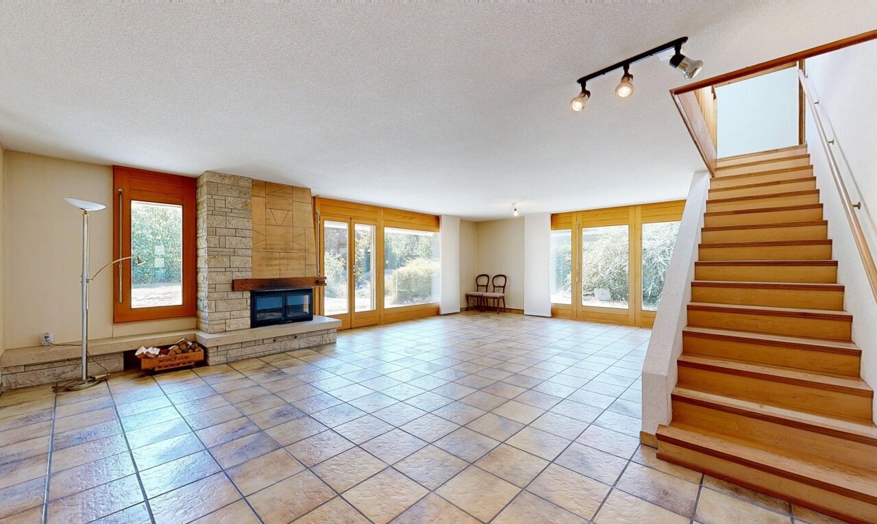wohnzimmer mit deckenbeleuchtung, treppen, kamin, light floor, und wood finish stairs