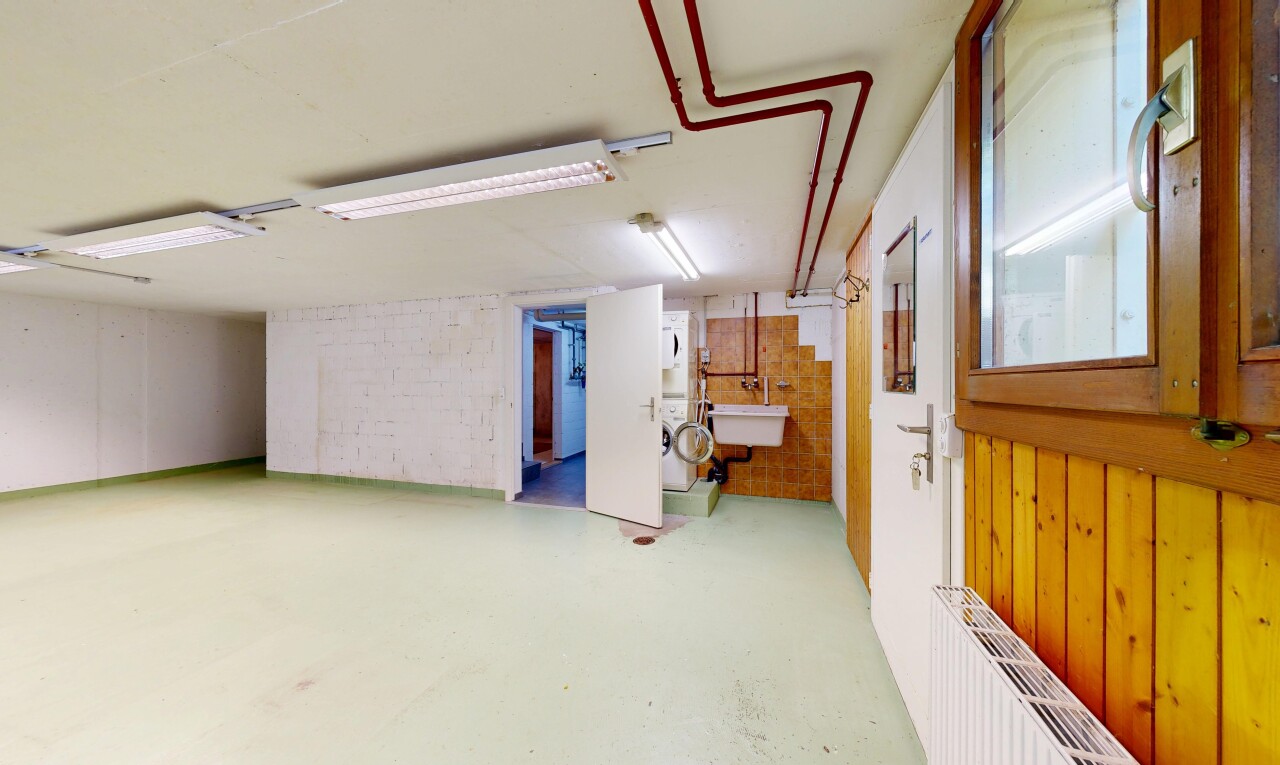 leerer raum mit betonboden, concrete floor, kühler, inside community, und waschbecken