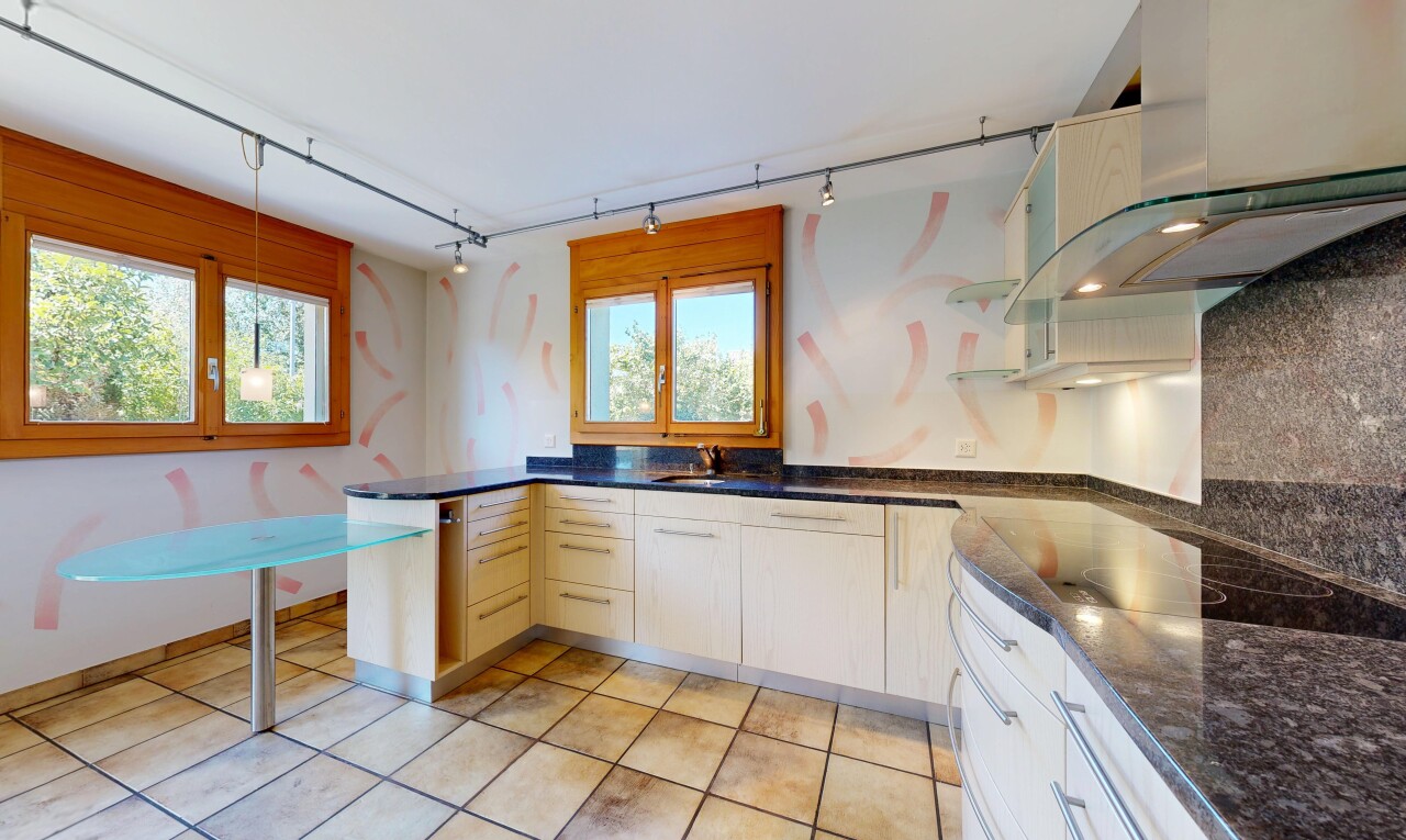 küche mit dunstabzugshaube, dark countertops, light floor, stein arbeitsplatten, und stone countertops