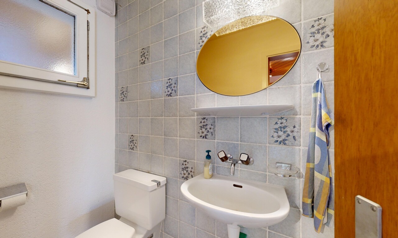 bad mit spiegel, gäste-wc, fliesenwand, tile wall, und waschbecken