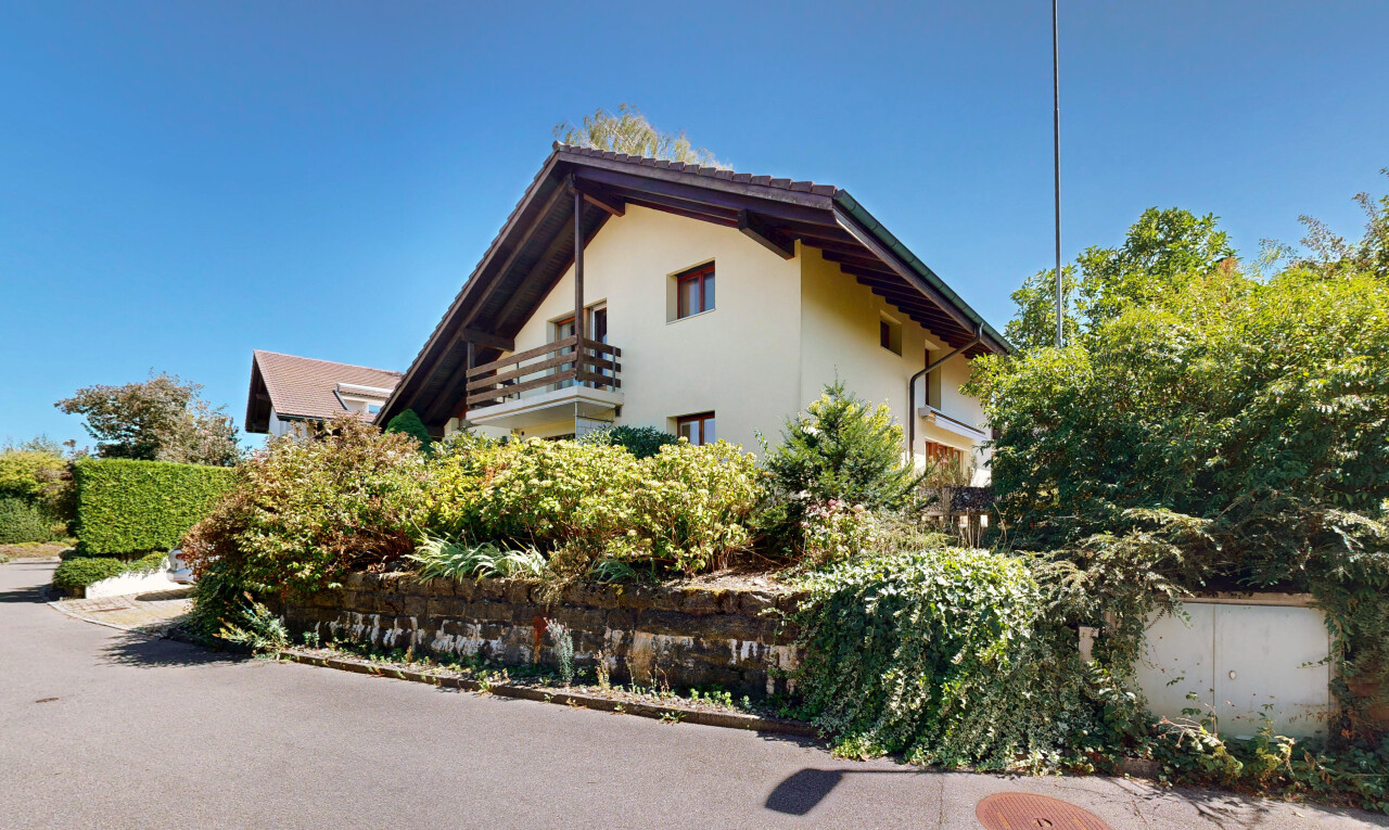 außenansicht mit balkon, day time, und stuckverkleidung