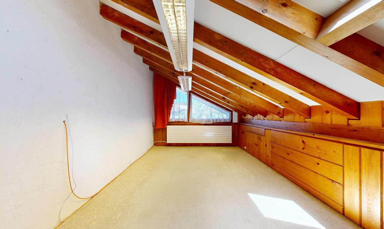zimmer / schlafzimmer mit beamed ceiling, balkendecke, zusätzliches zimmer, vaulted ceiling, und dachschräge