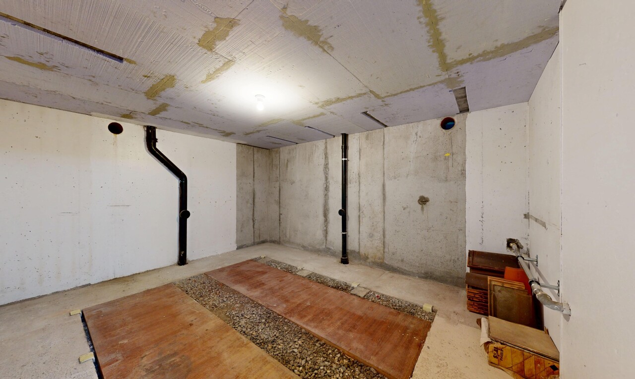 leerer raum mit inside property, keller, concrete floor, betonboden, und concrete wall