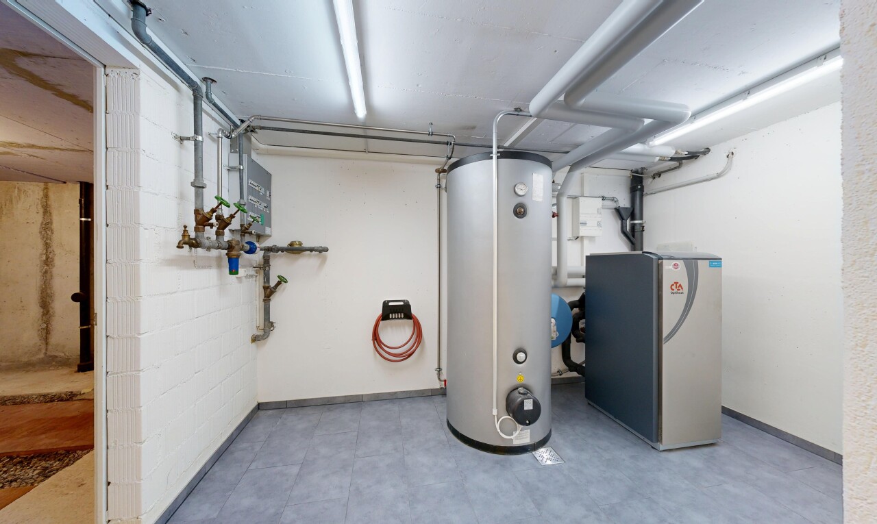 wäschekammer mit wasserkocher, keller, inside property, drywall, und gipskartonwand
