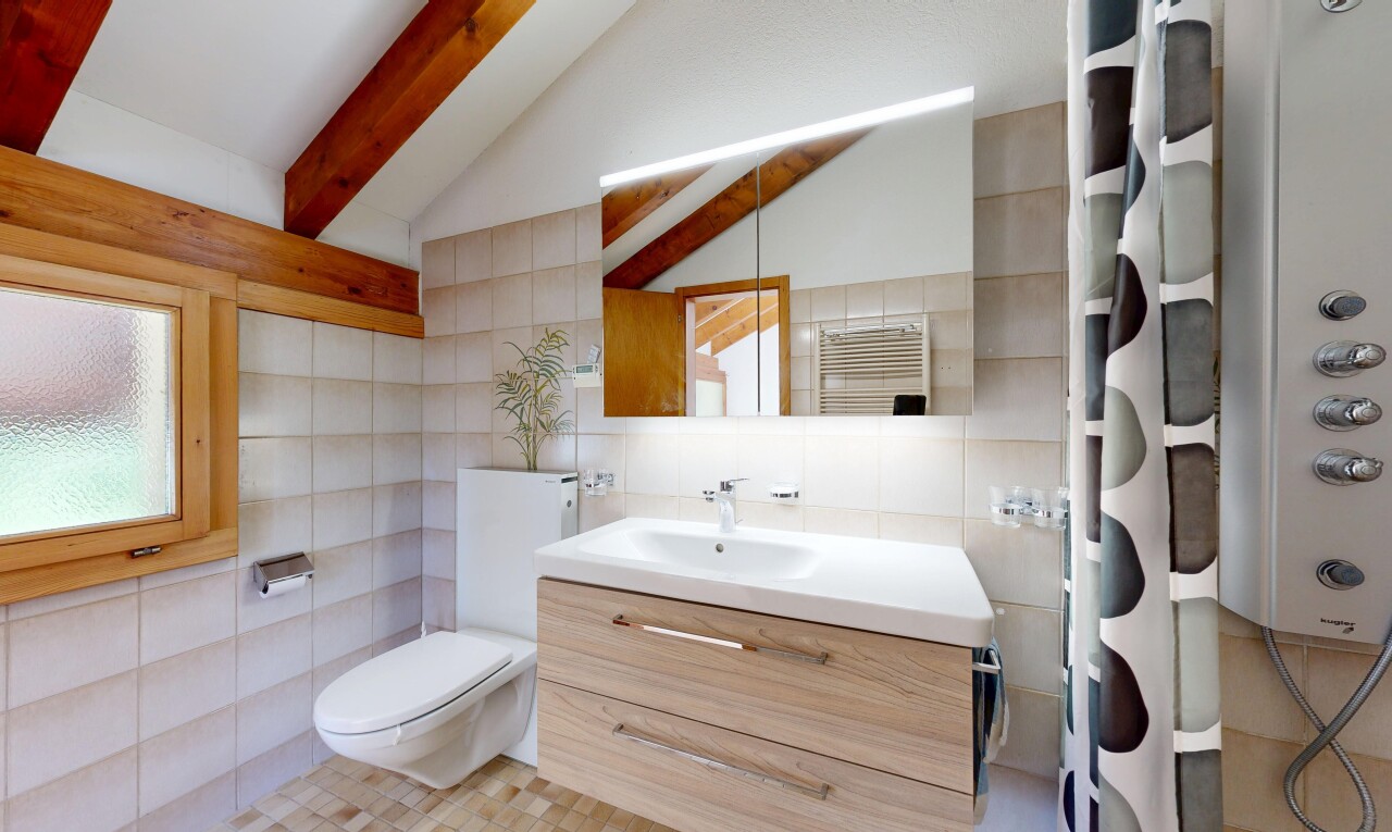 bad mit handtuchwärmer, schminktisch, spiegel, komplettes badezimmer, und toilette